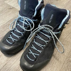 Arc’teryx womens hiking boot